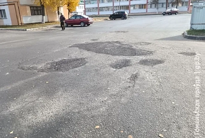 По следам публикации. В Буда-Кошелеве рядом с разбитой дорогой организовали стихийную торговлю